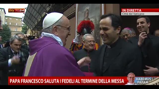 Papa Francesco saluta i fedeli al termine della messa
