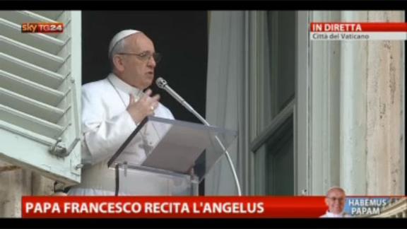 Papa Francesco recita il suo primo Angelus