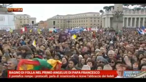 Bagno di folla nel primo Angelus di Papa Francesco