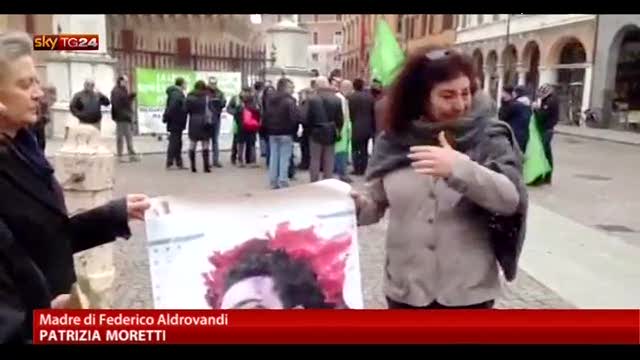 Ferrara, sit-in agenti polizia contro la mamma di Aldrovandi