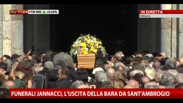 Funerali Jannacci, l'uscita della bara da Sant'Ambrogio