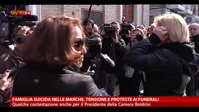 Funerali famiglia suicida nelle Marche, tensione e proteste