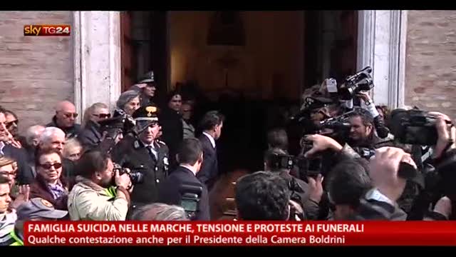Famiglia suicida nelle Marche, contestazioni per Boldrini
