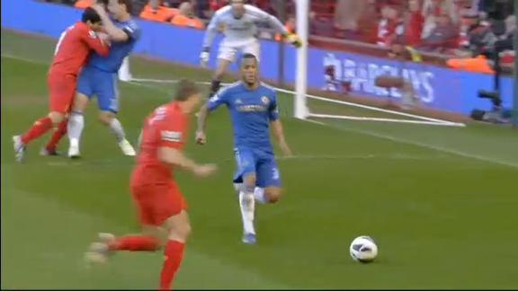 Chelsea-Liverpool, Suarez morde Ivanovic