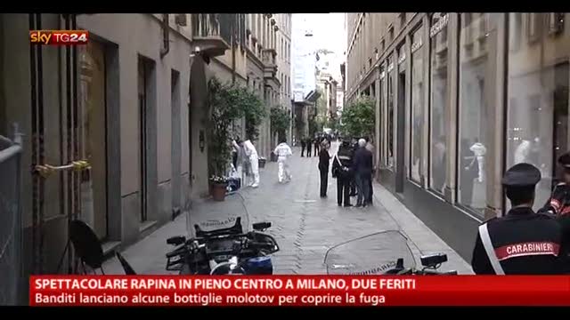 Rapina in pieno centro a Milano, due feriti