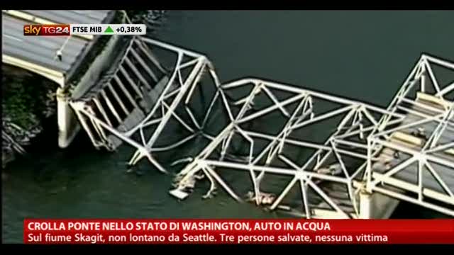 Crolla ponte nello stato di Washington, auto in acqua