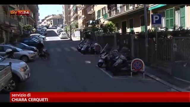 Genova, la butta fuori dall'auto e le spara: gravissima