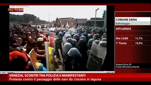 Venezia, scontri tra polizia e manifestanti