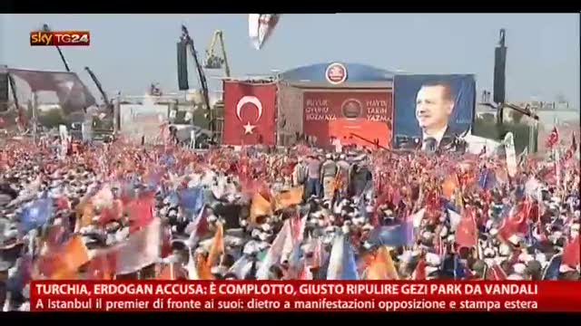 Turchia, Erdogan accusa: "E' un complotto"