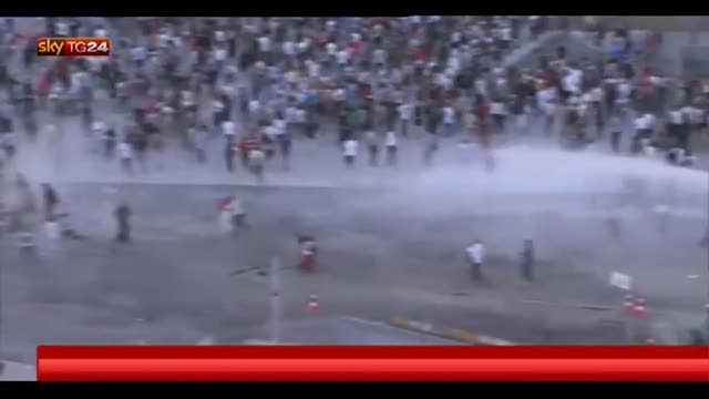 Scontri a piazza Taksim a Istanbul, usati gas urticanti