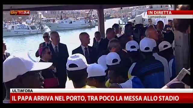 Il papa al porto incontra i migranti