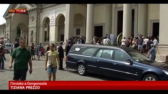 Ragazza investita nel milanese, folla ai funerali