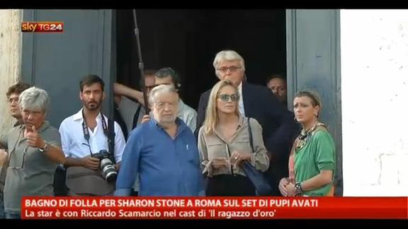 Bagno di folla per Sharon Stone a Roma sul set di Pupi Avati