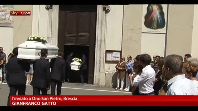 Si sono svolti i funerali dei fratellini morti a Brescia