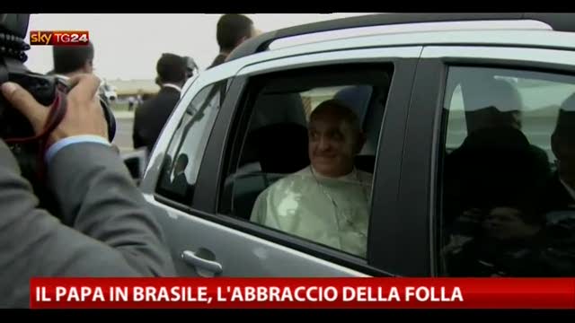 Il Papa in Brasile, l'abbraccio della folla