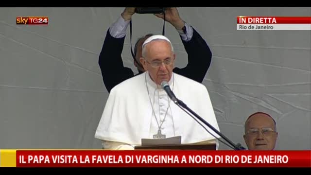 Il papa alla favela: "E' bello essere qui con voi"