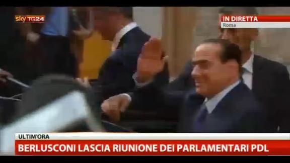 Berlusconi lascia la riunione dei parlamentari del PDL