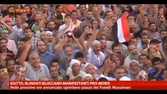 Egitto, blindati bloccano manifestanti pro-Morsi