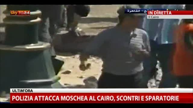 Polizia attacca moschea al Cairo, scontri e sparatorie