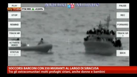 Soccorsi barconi con 350 migranti al largo di Siracusa