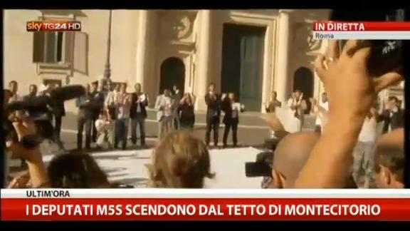 I deputati M5S scendono dal tetto di Montecitorio