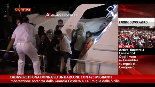 Cadavere di una donna su un barcone con 425 migranti