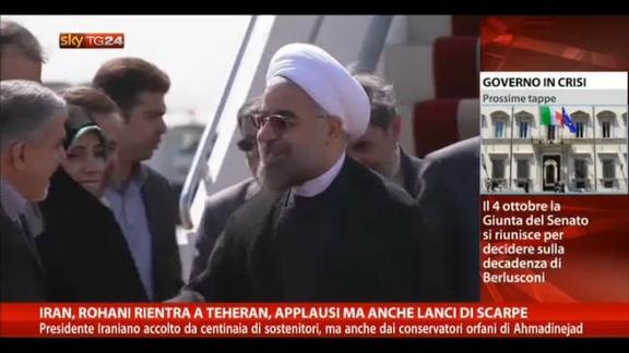 Iran, Rohani rientra a Teheran. Applausi e lanci di scarpe
