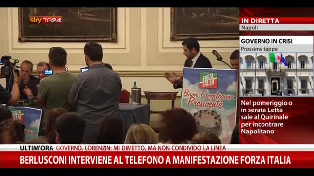 Berlusconi parla al telefono a manifestazione Forza Italia