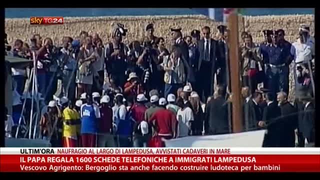 Il Papa regala 1600 schede telefoniche a immigrati Lampedusa