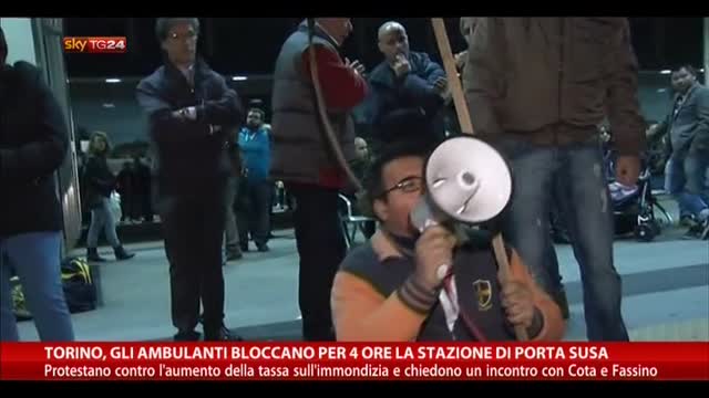 Torino, gli ambulanti bloccano la stazione di Porta Susa