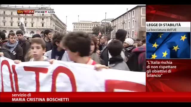 Roma, corteo studenti tra fumogeni e slogan contro politica