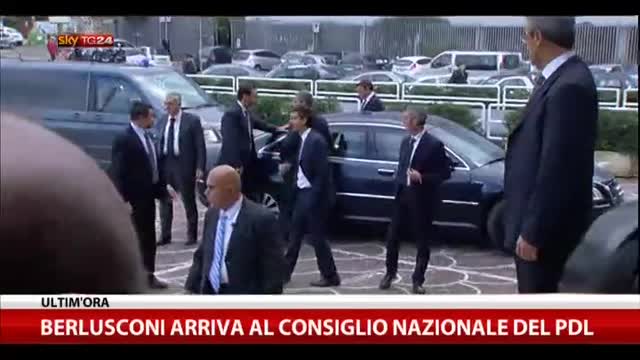 Berlusconi arriva al Consiglio Nazionale del Pdl