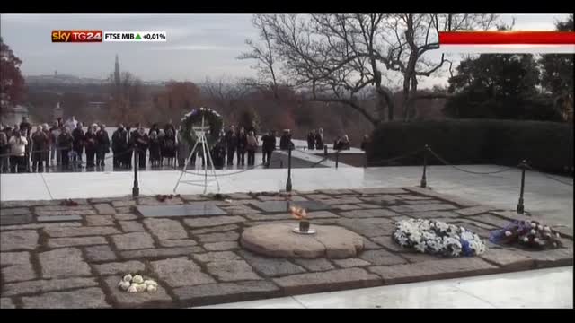 Deposizione corona di fiori sulla tomba di JFK