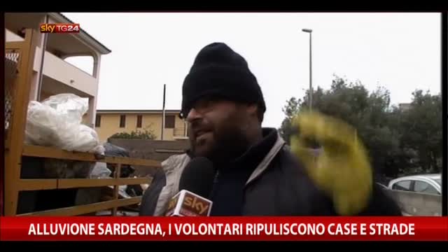 Alluvione Sardegna, i volontari ripuliscono case e strade