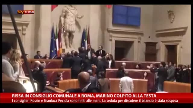 Rissa in Consiglio comunale Roma, Marino colpito alla testa