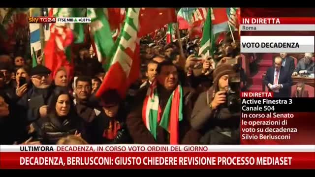 Berlusconi, la piazza grida "traditori" contro alfaniani