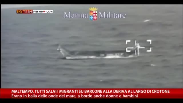 Maltempo, tutti salvi i migranti su barcone alla deriva