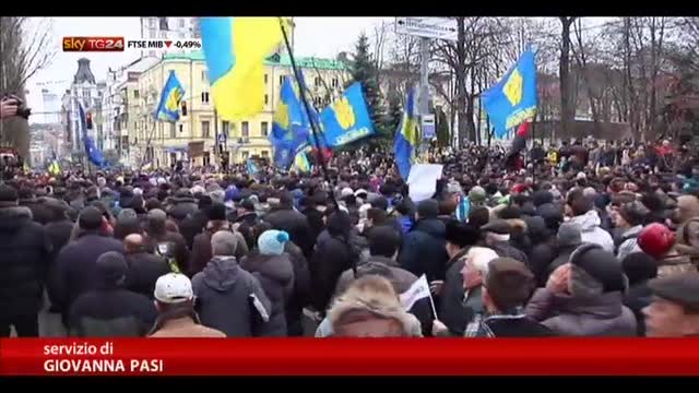 Ucraina,per Premier Azarov le proteste sono "colpo di Stato"