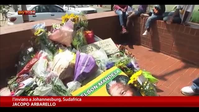 Mandela, l'omaggio dei sudafricani nella township di Soweto