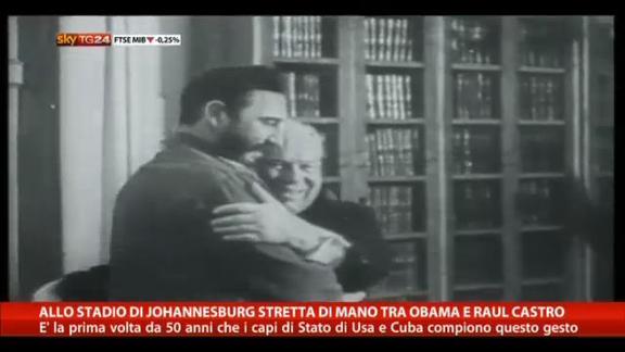 A Johannesburg stretta di mano tra Obama e Raul Castro