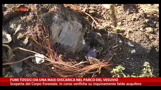 Fumi tossici da una maxi discarica nel parco del Vesuvio
