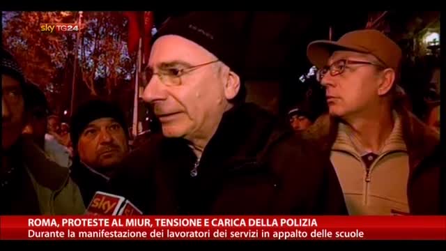 Roma, proteste al Miur, tensione e carica della polizia