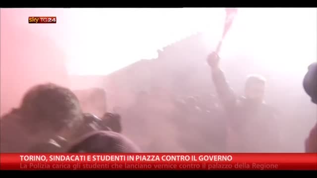 Torino, sindacati e studenti in piazza contro il governo