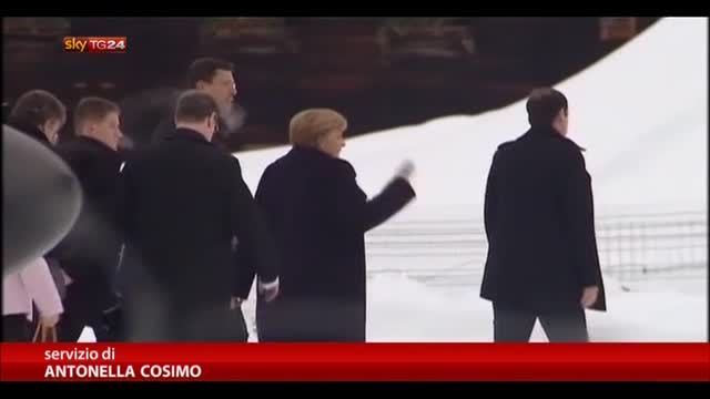 Angela Merkel cade facendo sci di fondo, frattura al bacino