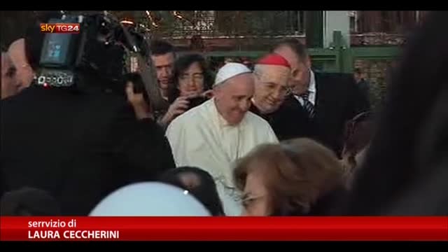 Papa Francesco tra i fedeli in una parrocchia romana