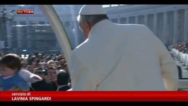Papa riconsce parroco argentino e lo fa salire su papamobile