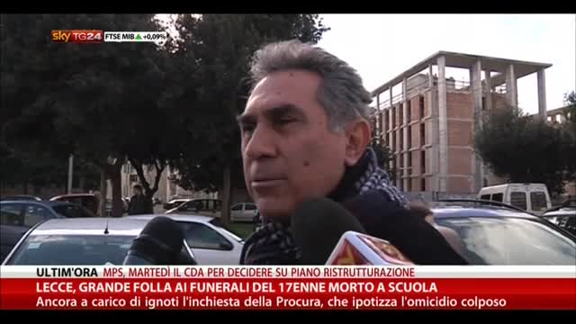Lecce, grande folla ai funerali del 17enne morto a scuola