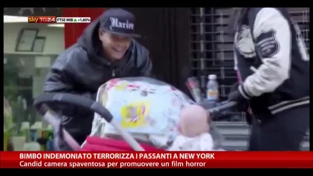Bimbo indemoniato terrorizza i passanti a New York: video
