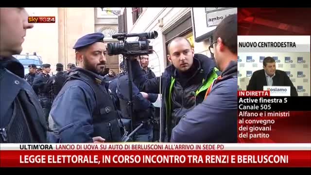 Renzi-Berlusconi, lancio di uova davanti alla sede del PD