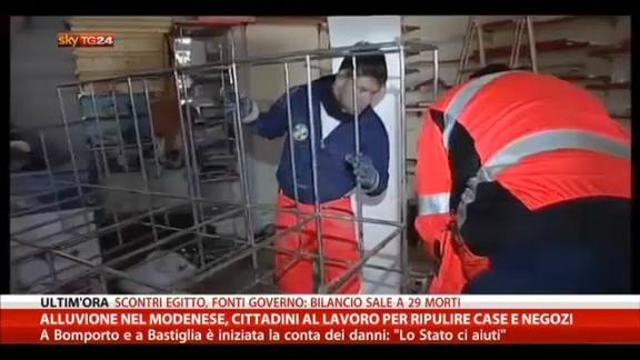 Alluvione nel modenese, cittadini al lavoro per ripulire